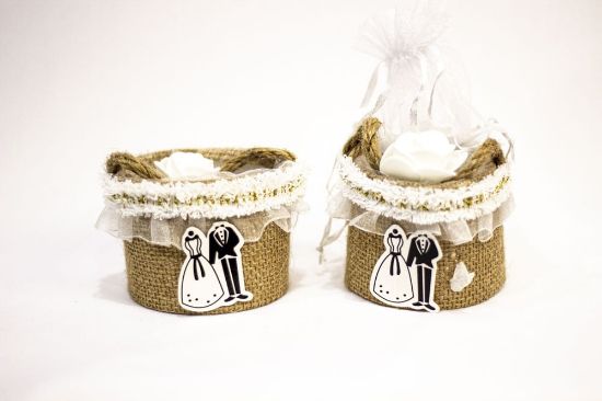 صورة علب توزيعات عليها خيش دائرية